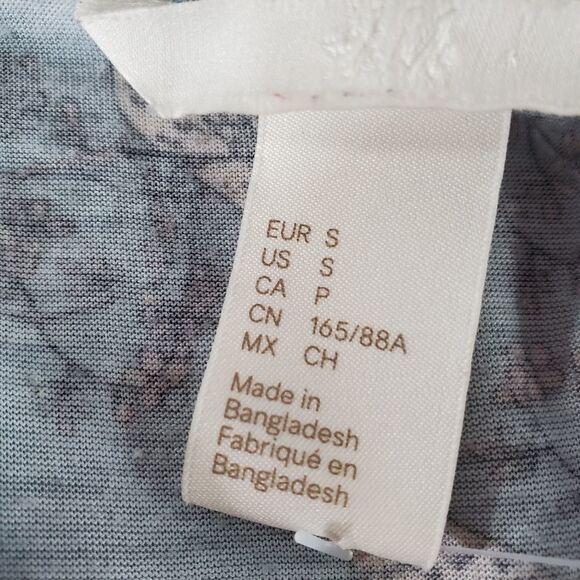 🔺️H&M Stone Blue Bird Print 3/4 Sleeve Buttoned Vneck Top Small - Picture 9 of 13